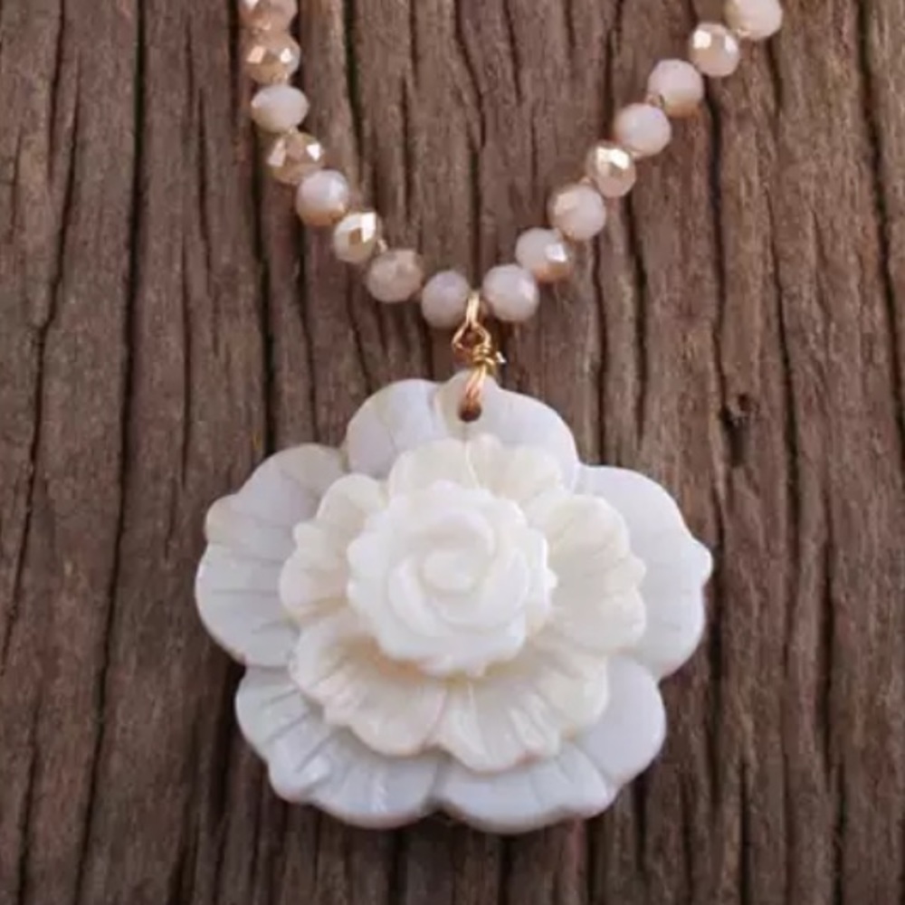 Mother Of Pearl Rose Pendant Quartz ๐RESTOCKED ๐ - Picture 3 of 4